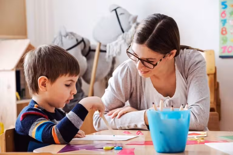 Carta a nuestro nuevo alumno:a - Profesora y estudiante en clase - International Montessori School en Sotogrande, Cádiz