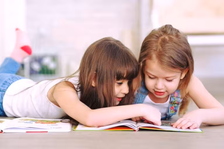 Rutina Diaria de un Estudiante en nuestra escuela Montessori - Dos niñas leyendo - International Montessori School en Sotogrande, Cádiz