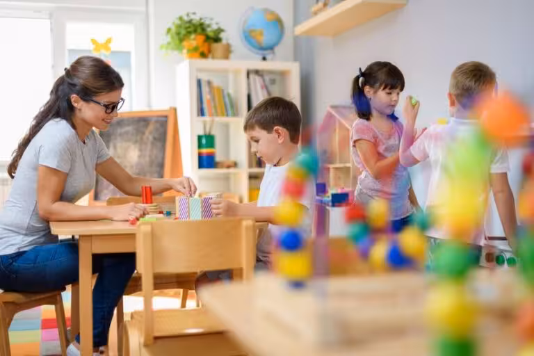¿Por qué tenemos clases con edades mezcladas en IMS? - Profesora trabajando actividad con niño en aula Montessori - International Montessori School en Sotogrande, Cádiz