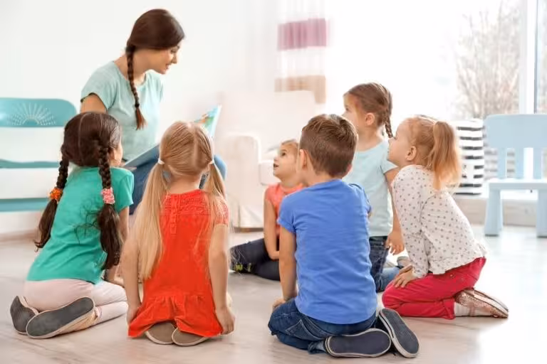 ¿Qué significa libertad dentro de unos límites en una clase Montessori? - Profesora con un grupo de niños - International Montessori School en Sotogrande, Cádiz