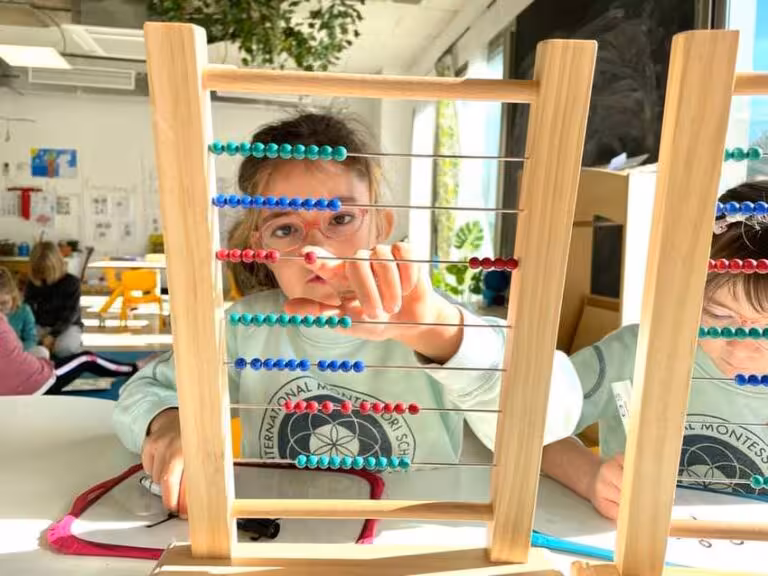 10 razones para elegir un colegio con Metodología Montessori - Estudiante trabajando con el ábaco en clase - Colegio Internacional Montessori en Sotogrande, Cádiz