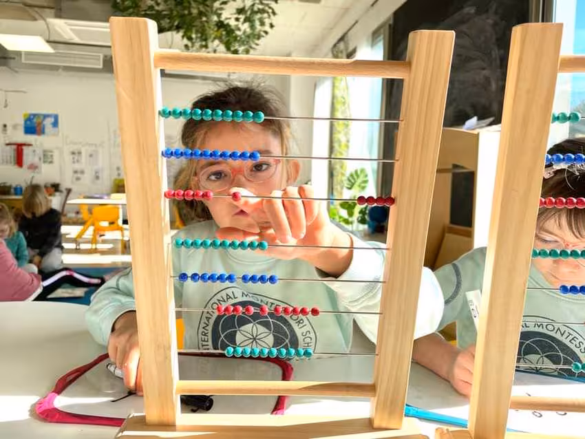 10 razones para elegir un colegio con Metodología Montessori - Estudiante trabajando con el ábaco en clase - Colegio Internacional Montessori en Sotogrande, Cádiz