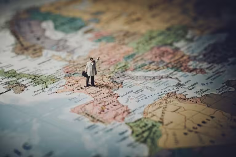 La Educación Montessori y el nuevo Orden Mundial - Mapa con un hombre encima - Colegio Internacional Montessori en Sotogrande, Cádiz