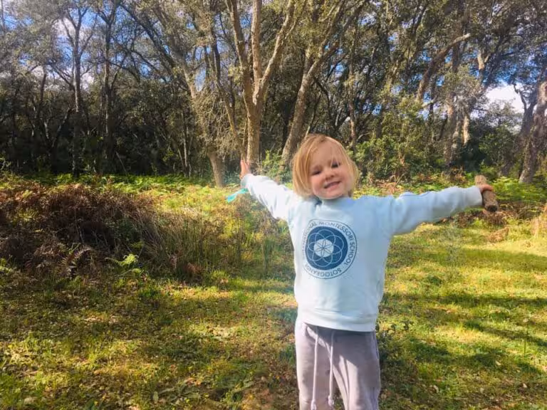 Niño al aire libre - Blog Post -Deportes y Salud Infantil - Actividades-extraescolares-Escuela-Montessori-Internacional-Cádiz-España