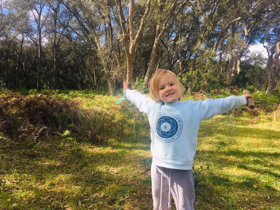 Niño al aire libre - Blog Post -Deportes y Salud Infantil - Actividades-extraescolares-Escuela-Montessori-Internacional-Cádiz-España
