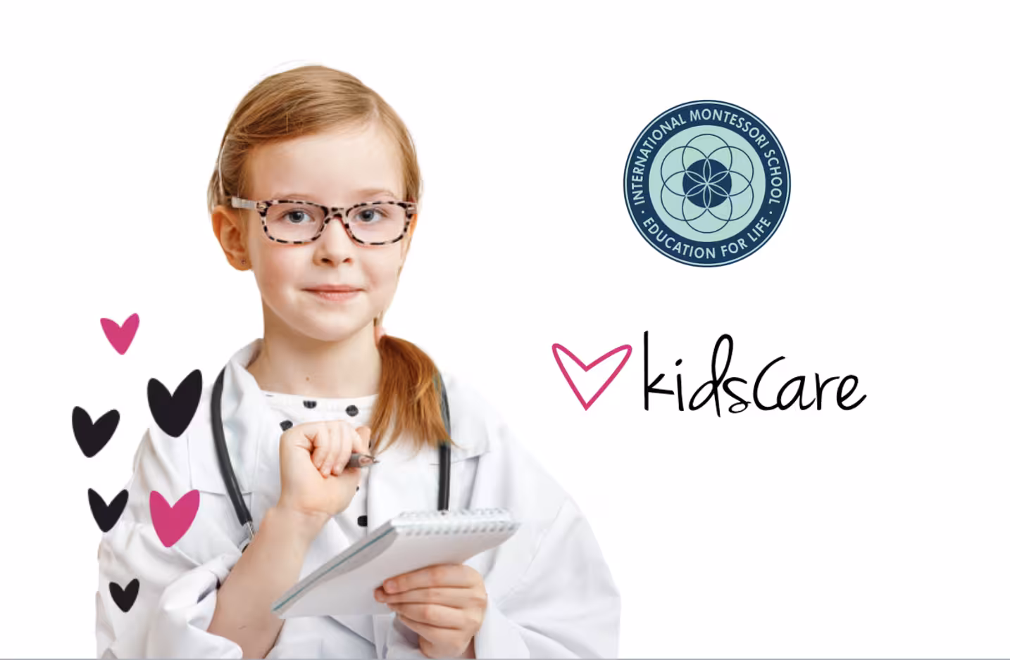 Niña con bata médica y estetoscopio junto al logo del International Montessori School Sotogrande — KidsCare