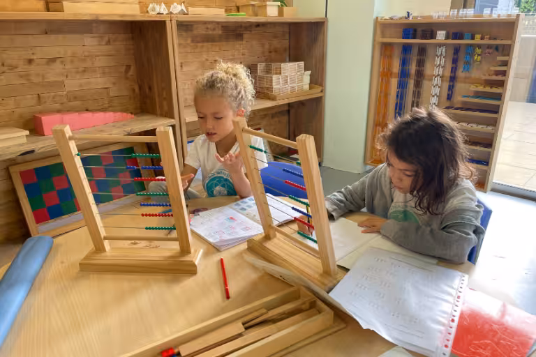 Ambiente de trabajo de la etapa Elementary del IMS Sotogrande para niños de 6 a 12 años con método Montessori