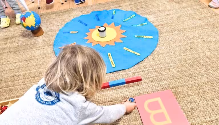 Ritual de cumpleaños Montessori en el International Montessori School Sotogrande — celebración respetuosa con el niño