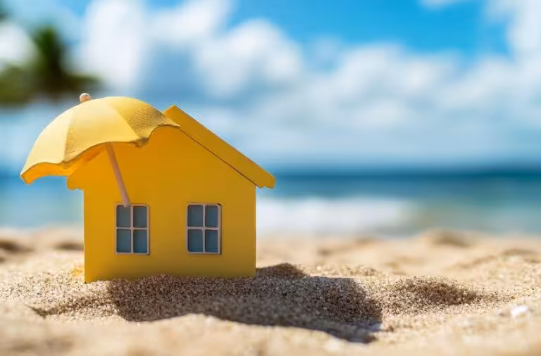 Miniatura de casa amarilla con sombrilla en la arena de la playa — estilo de vida en Sotogrande, Costa del Sol