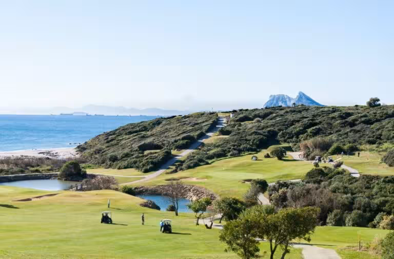 Campo de golf de Sotogrande con buggy y vista panorámica al Mediterráneo y el Peñón de Gibraltar