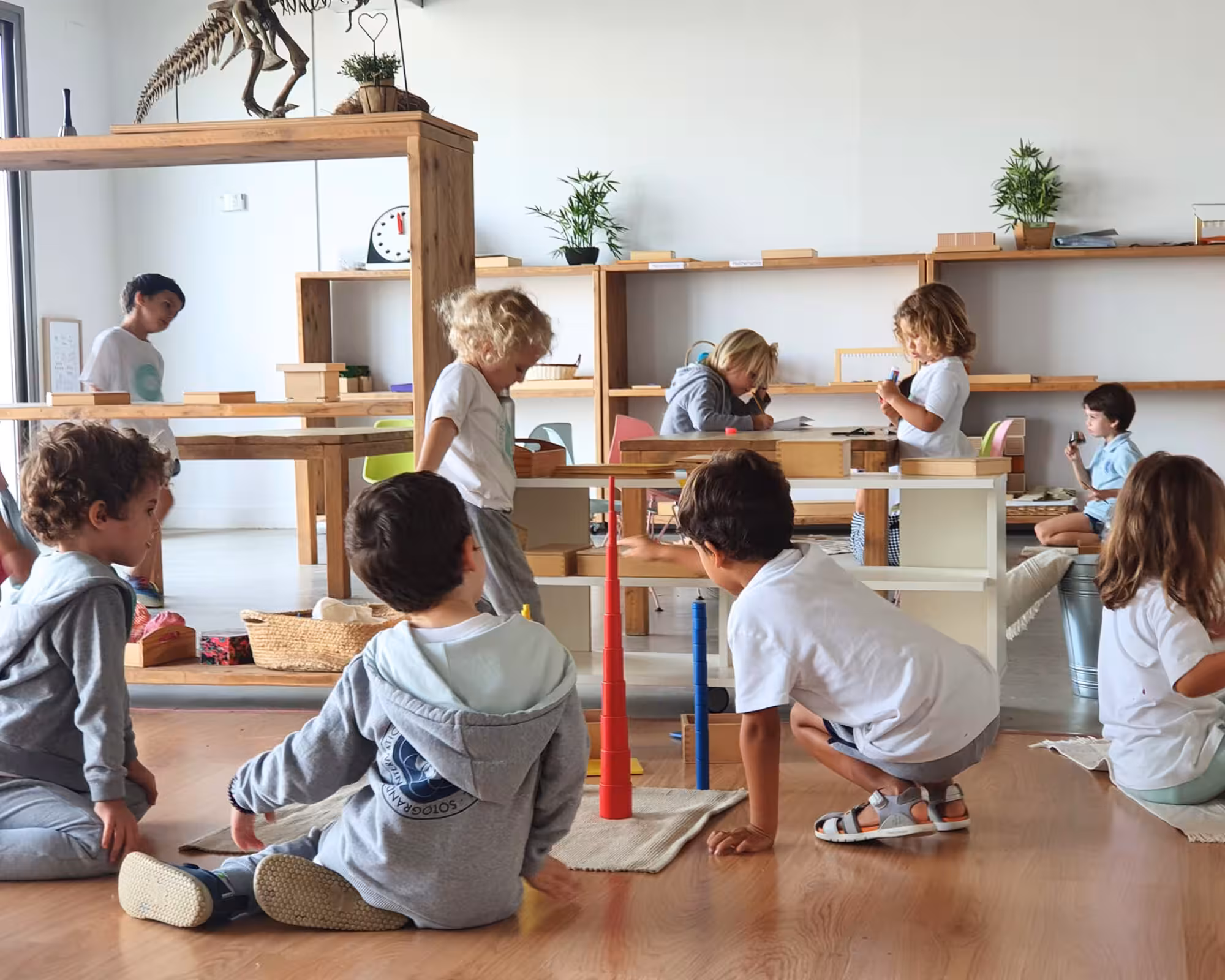Salón de clase Montessori del International Montessori School Sotogrande con ambiente preparado y materiales didácticos
