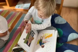 Alumno leyendo libros en el IMS