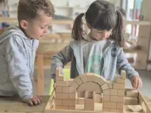 Alumnos del IMS construyendo un castillo