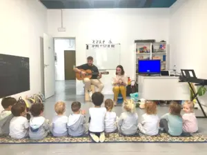 Alumnos del IMS observando al profesor de guitarra