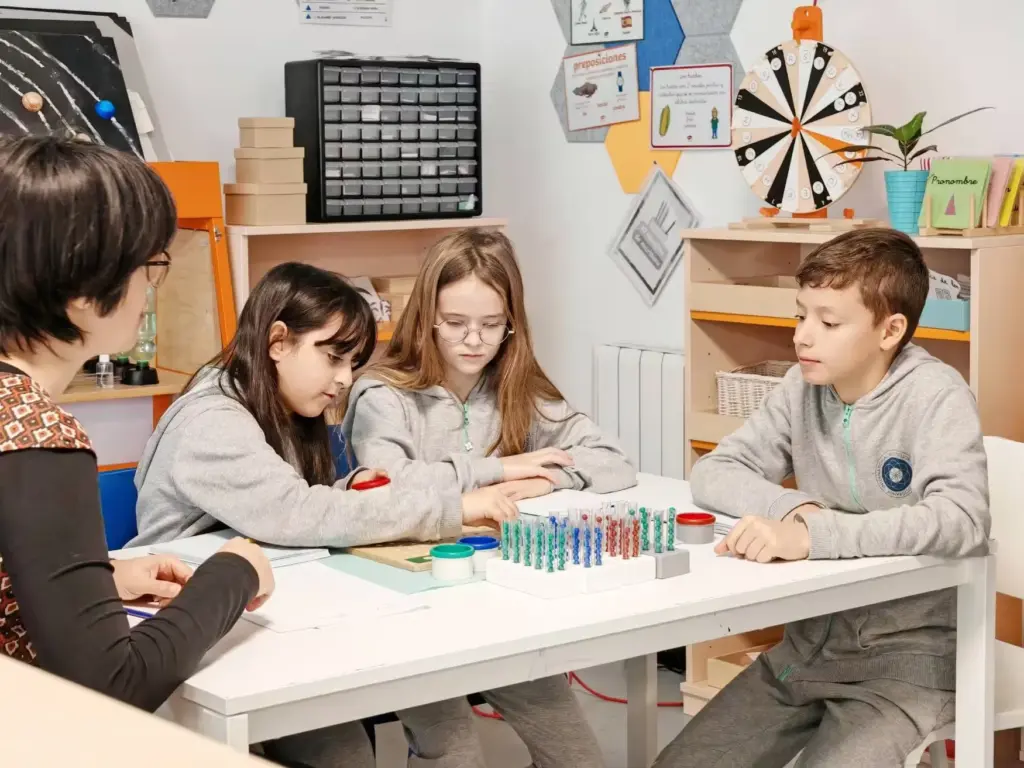 Niños trabajando en clase en IMS Sotogrande