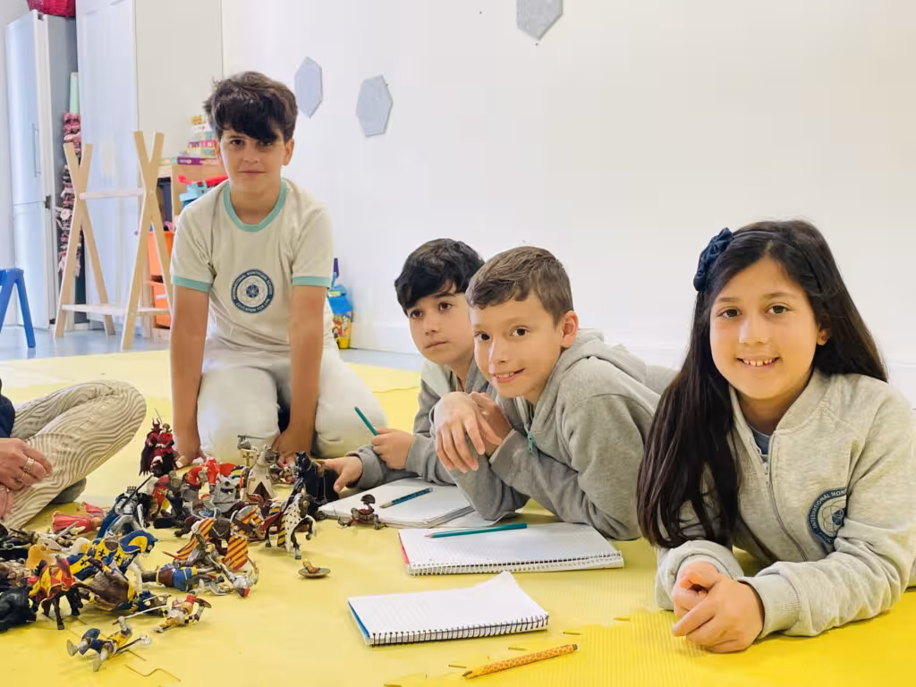 Alumnos de IMS colaborando en un ambiente preparado