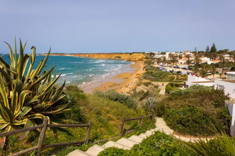 Babysitter in Tarifa - Babysitter in Tarifa: Traditionelle Kinderbetreuung oder Montessori-Begleitung? (Leitfaden für Familien)
