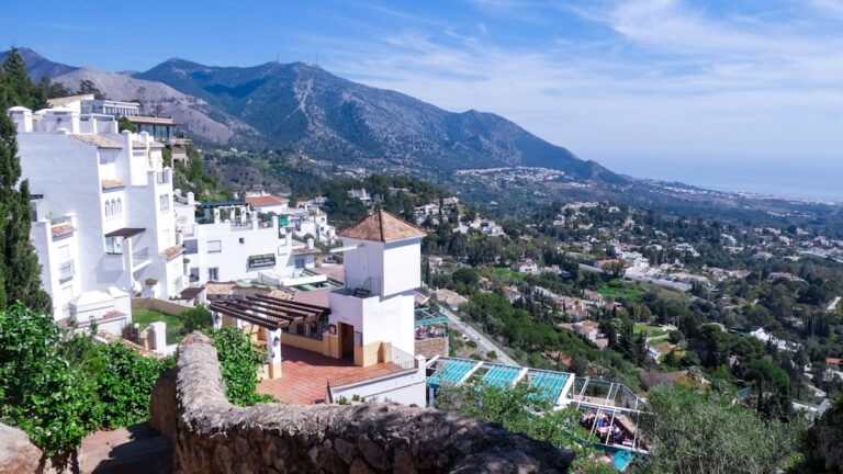 Babysitter in Mijas: Montessori-Leitfaden [Leitfaden für Familien]