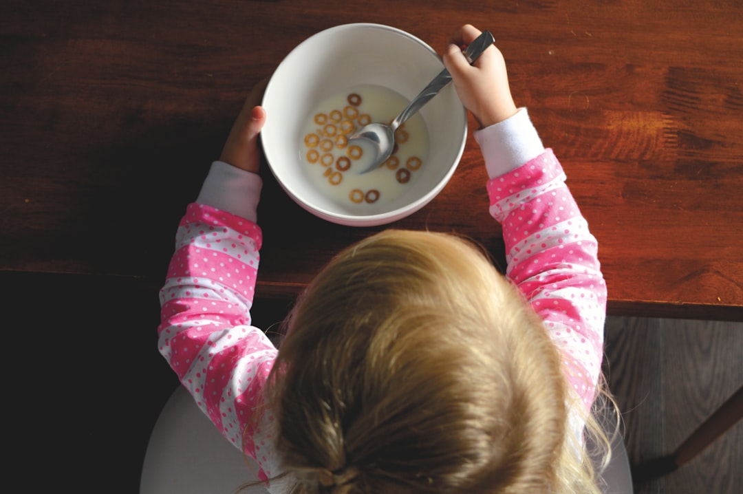 Was tun, wenn ein Kind nicht essen will – Montessori-Ansatz für entspannte Mahlzeiten | IMS Sotogrande