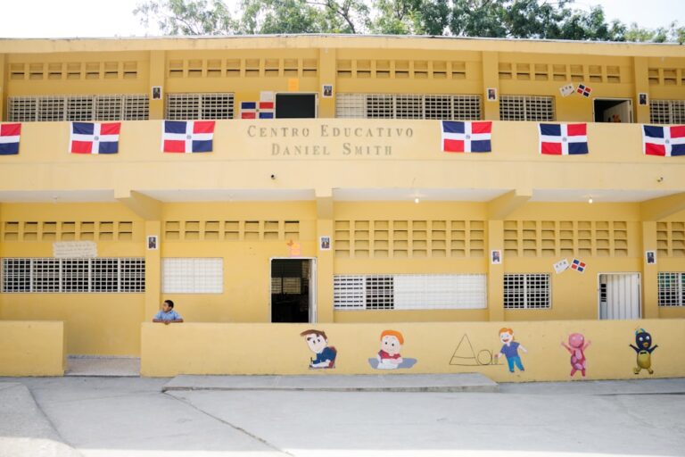 Colegio bilingüe en Sotogrande: ¿Montessori o tradicional? [Guía definitiva]