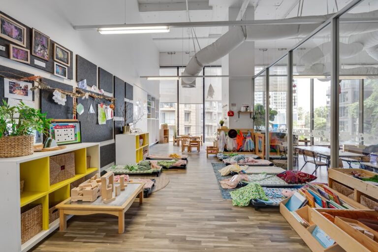 Método Montessori: Guía completa para familias que buscan una educación respetuosa (Con Ejemplos Reales)
