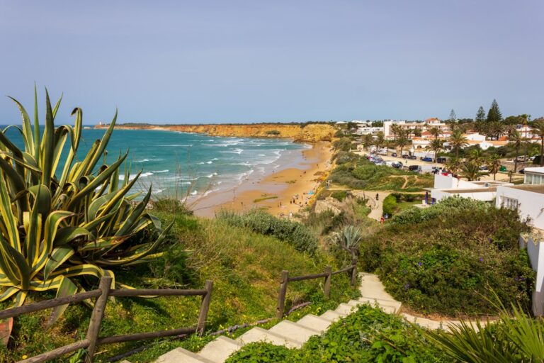 Babysitter in Tarifa: Traditionelle Kinderbetreuung oder Montessori-Begleitung? (Leitfaden für Familien)
