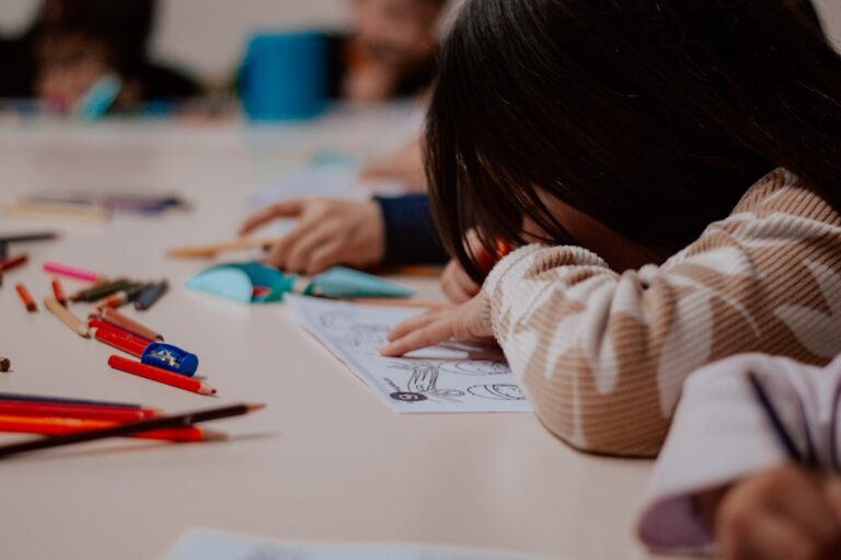 Colegio Montessori: Guía para familias que buscan una educación respetuosa [Método Montessori]
