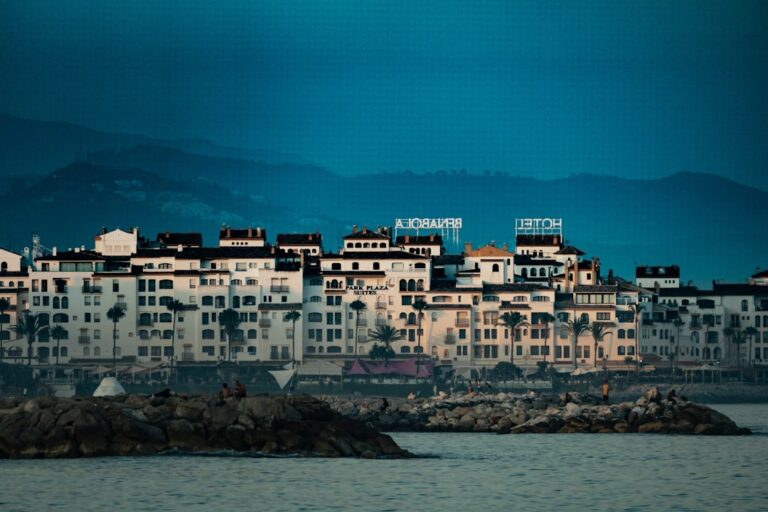 Babysitter in Puerto Banús: Montessori-Leitfaden für die richtige Wahl