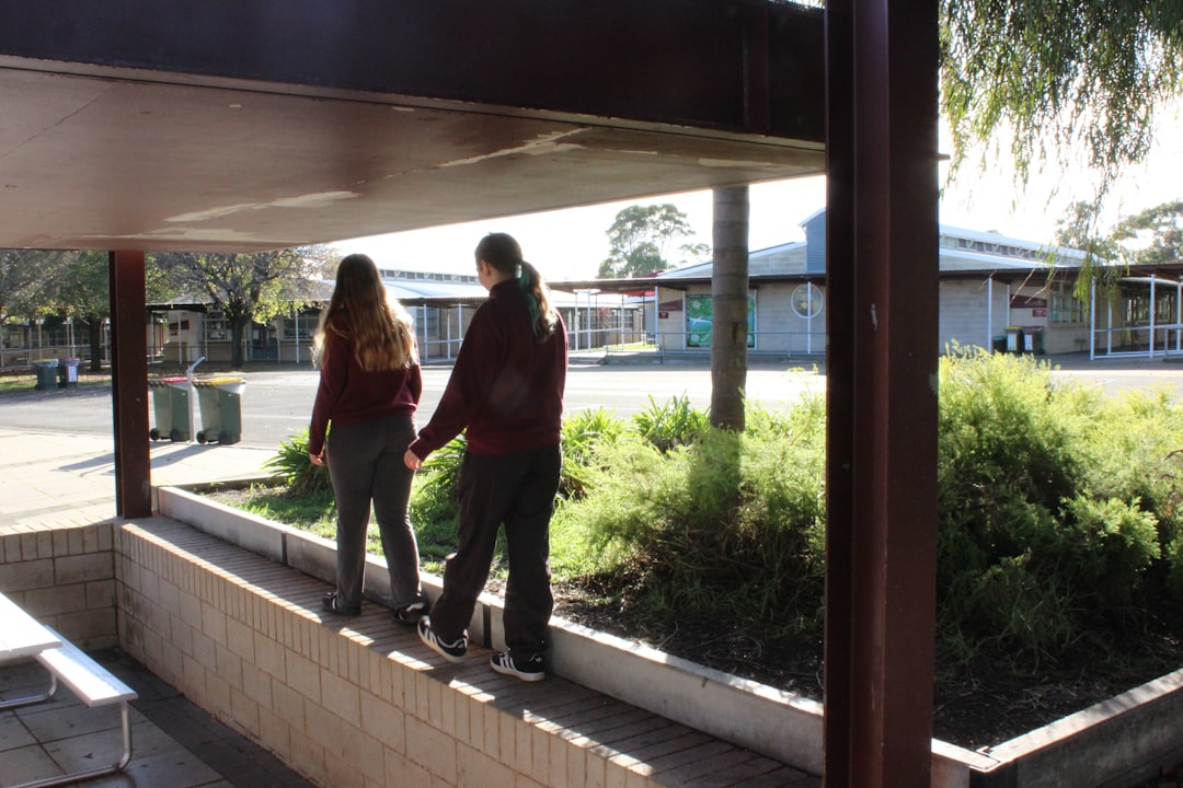 guarderías infantiles de alta calidad en San Pedro de Alcántara - Familia visitando un centro infantil en la Costa del Sol