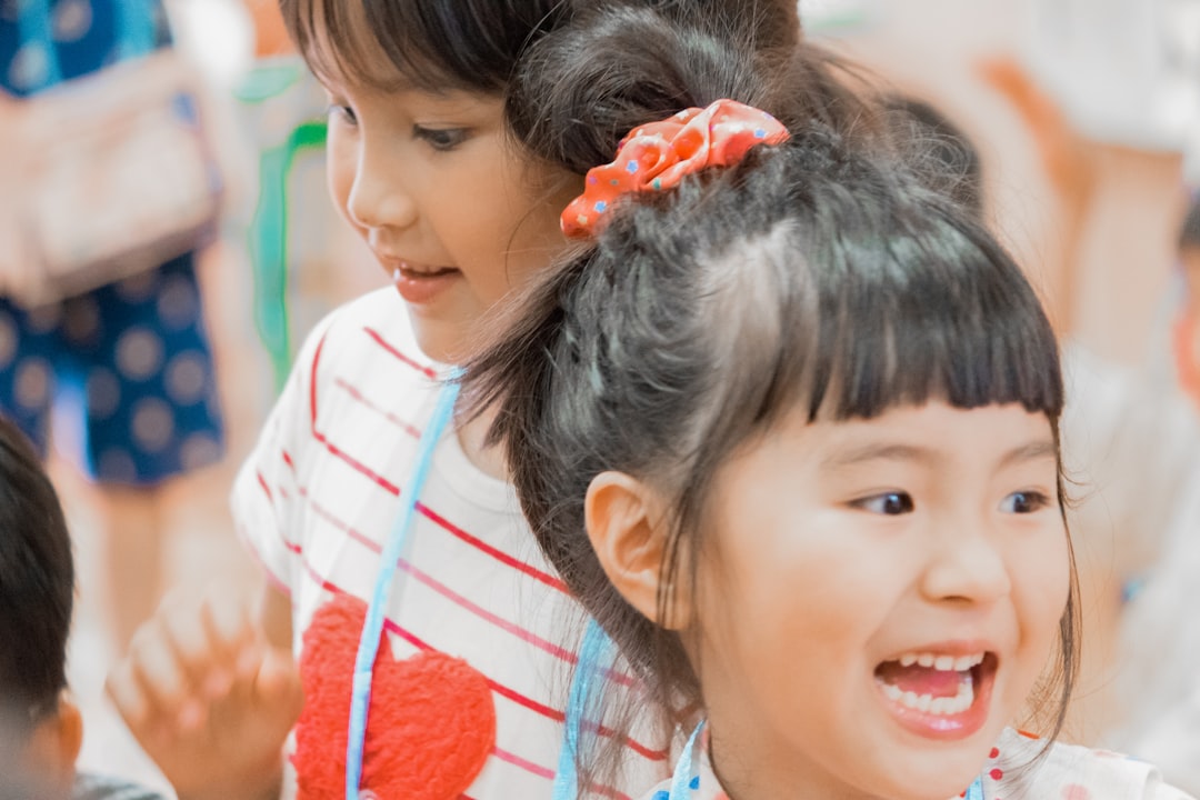 centros infantiles de calidad en San Pedro - Niños de 0-3 años explorando en un entorno bilingüe Montessori