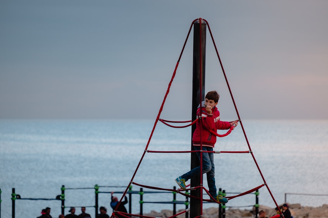 mudanza con hijos a Sotogrande - Niños disfrutando del aire libre en la Costa del Sol.
