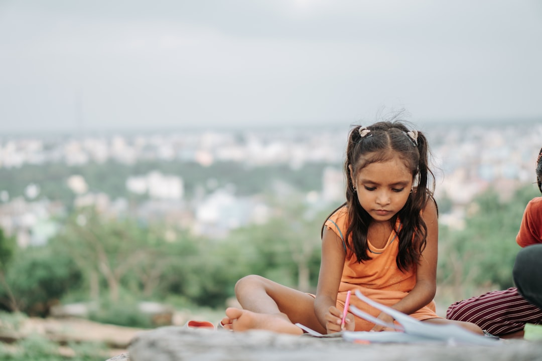 logopeda bilingüe en Gibraltar para residentes - Niños aprendiendo español e inglés en entorno Montessori