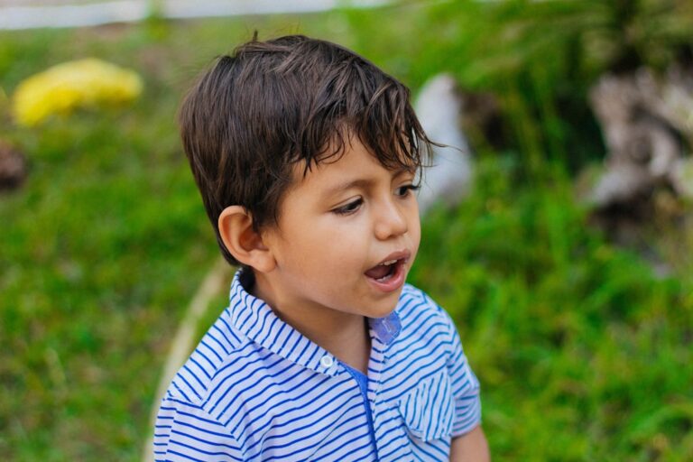 Sesión de logopedia con un niño bilingüe