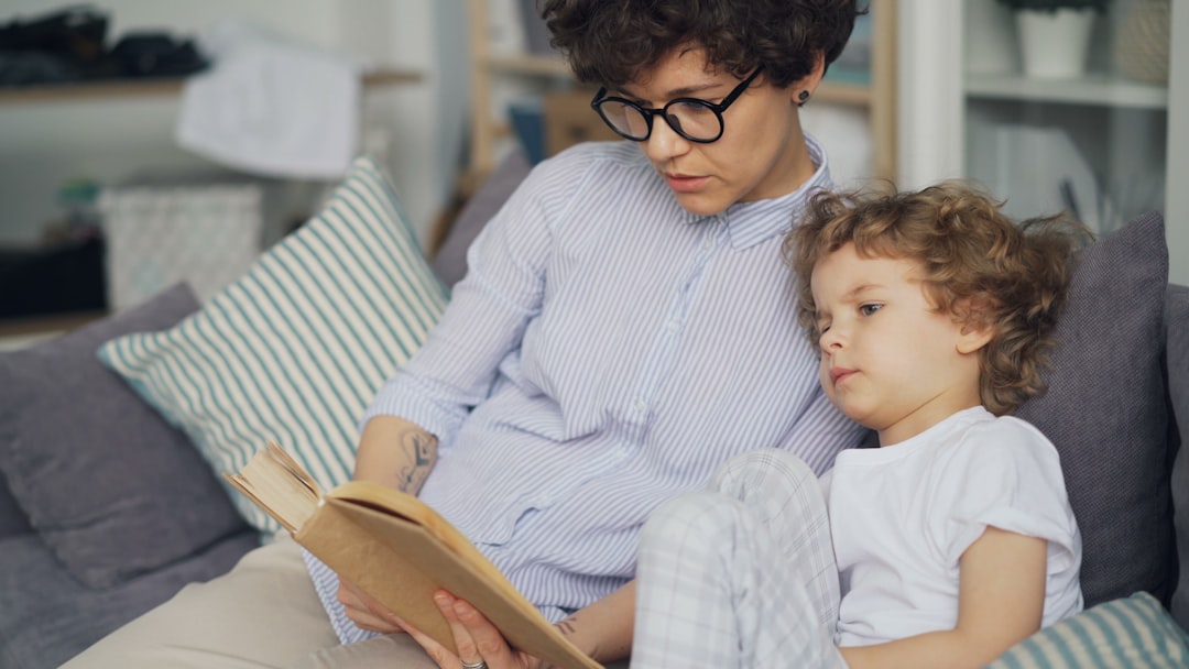 logopedas bilingües español inglés sotogrande - Madre leyendo un cuento en dos idiomas a su hijo