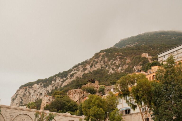 Familias cruzando la frontera de Gibraltar hacia colegios en España