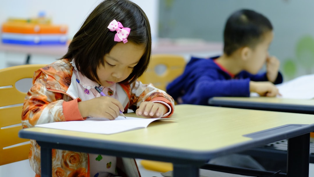 mejor colegio internacional zona marbella ranking - Niños en un entorno de inmersión bilingüe durante una actividad grupal