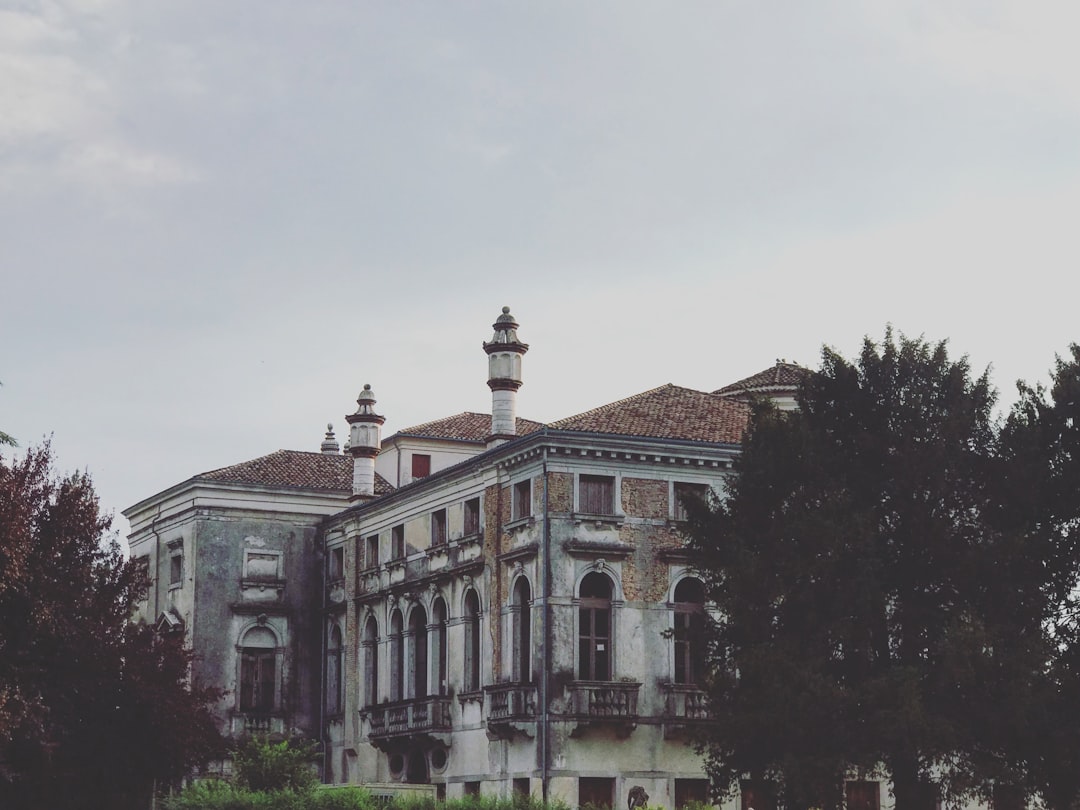 mejores colegios en Algeciras - Niños trabajando con materiales Montessori en aula luminosa