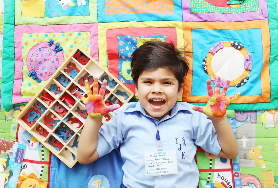 escuelas recomendadas Algeciras - Niño concentrado con material sensorial Montessori