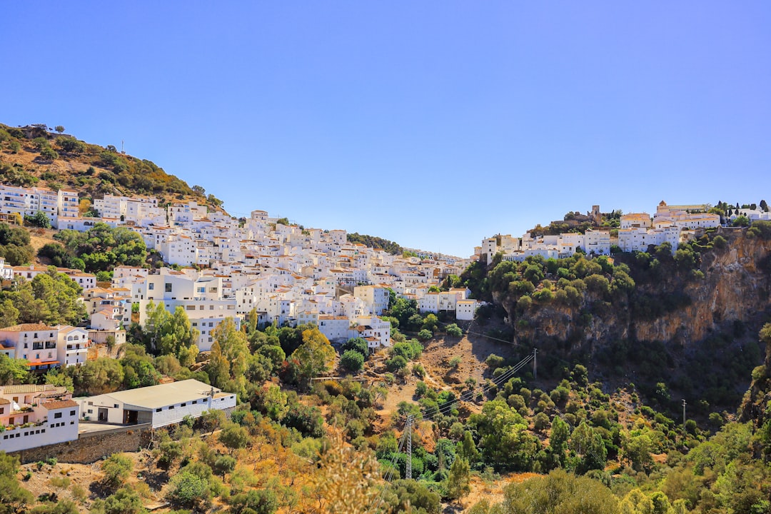 centros educativos en Casares - Casares, un pueblo con encanto, ofrece opciones limitadas pero busca lo mejor para sus hijos.
