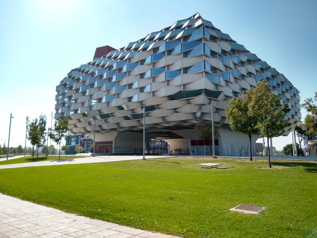 mejores colegios en la línea - Vista de un centro educativo moderno en el sur de España