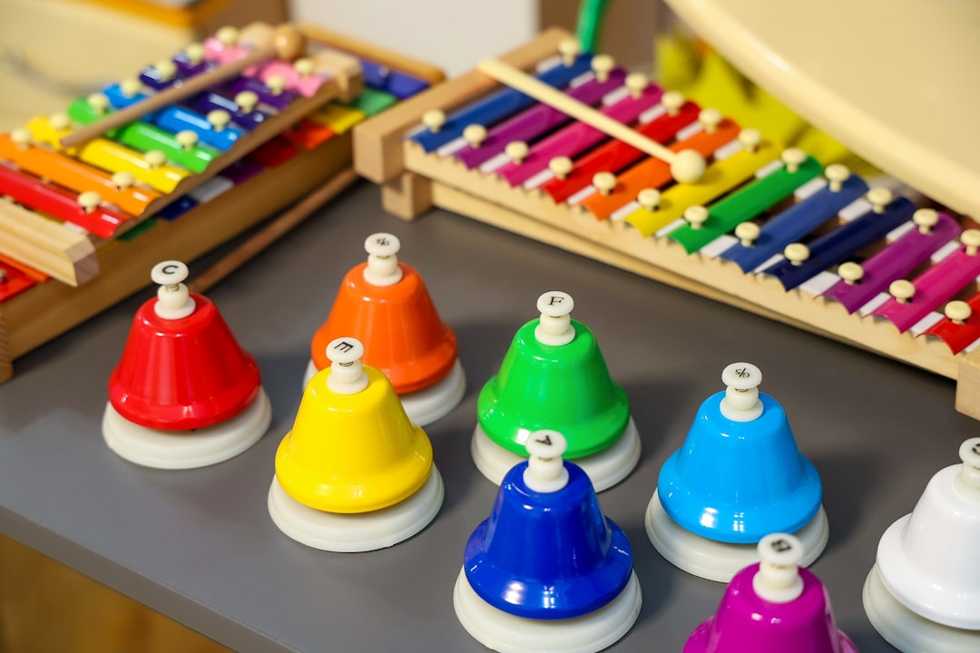 mejores colegios en manilva - Materiales Montessori organizados en un estante al alcance de los niños