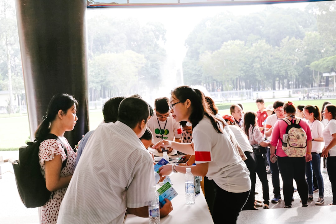 colegios en Manilva - Familia durante una visita a un colegio