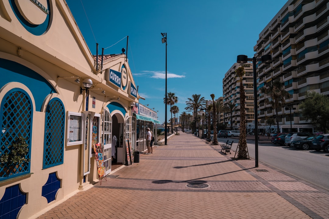 centros educativos de Manilva - Niños caminando hacia el colegio en un entorno mediterráneo