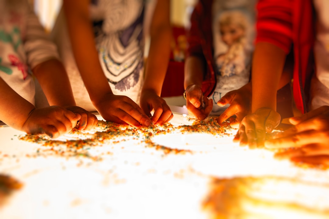 mejores colegios en sabinillas - children hands learning