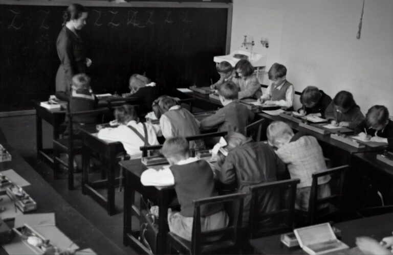 Familia visitando un colegio durante un día lectivo normal