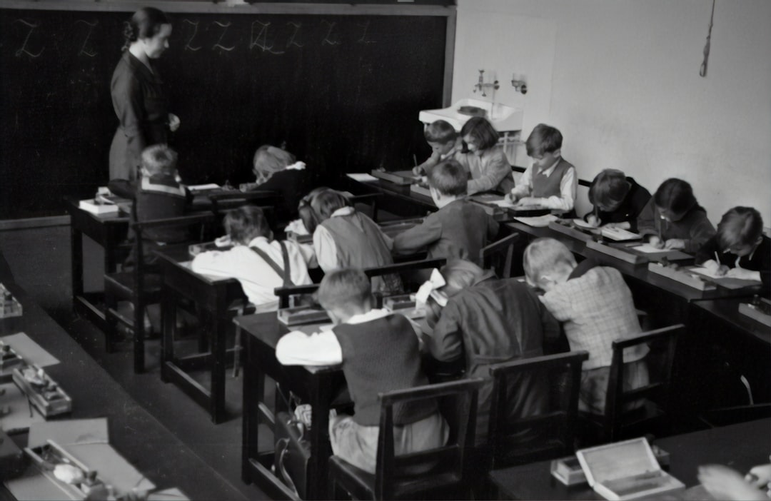Familia visitando un colegio durante un día lectivo normal