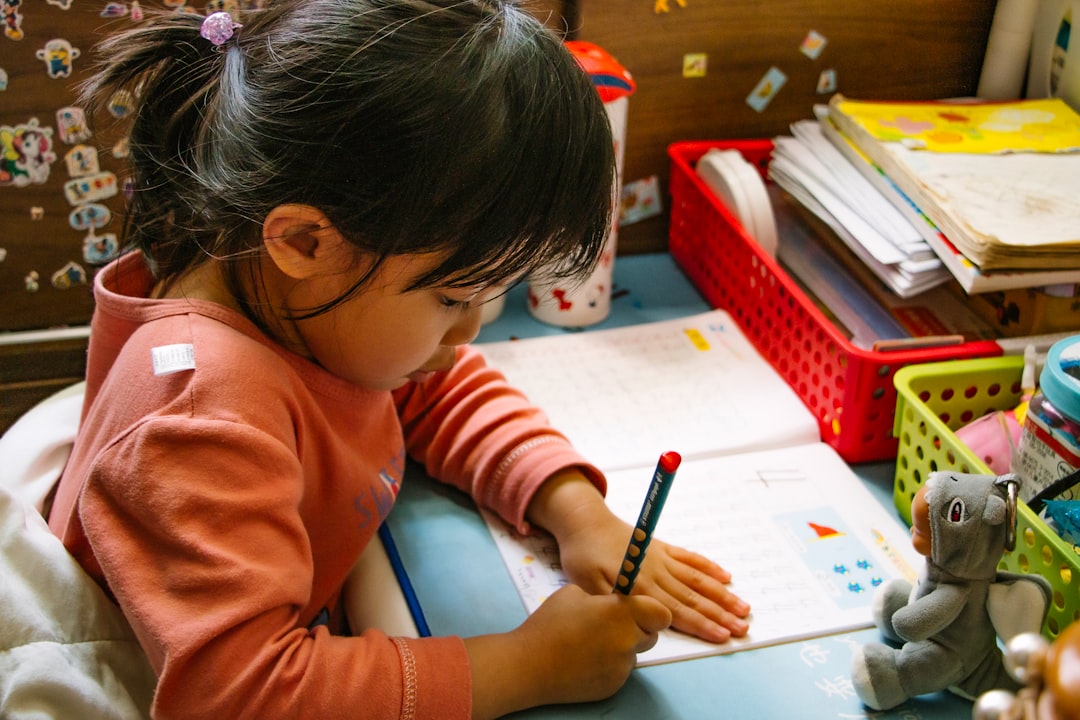 mejores colegios en san pedro alcántara - Niños aprendiendo en un entorno bilingüe e inmersivo