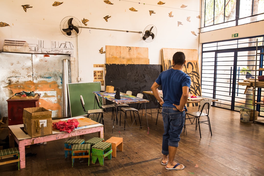 mejores colegios en san pedro alcántara - Aula Montessori con materiales concretos al alcance del niño
