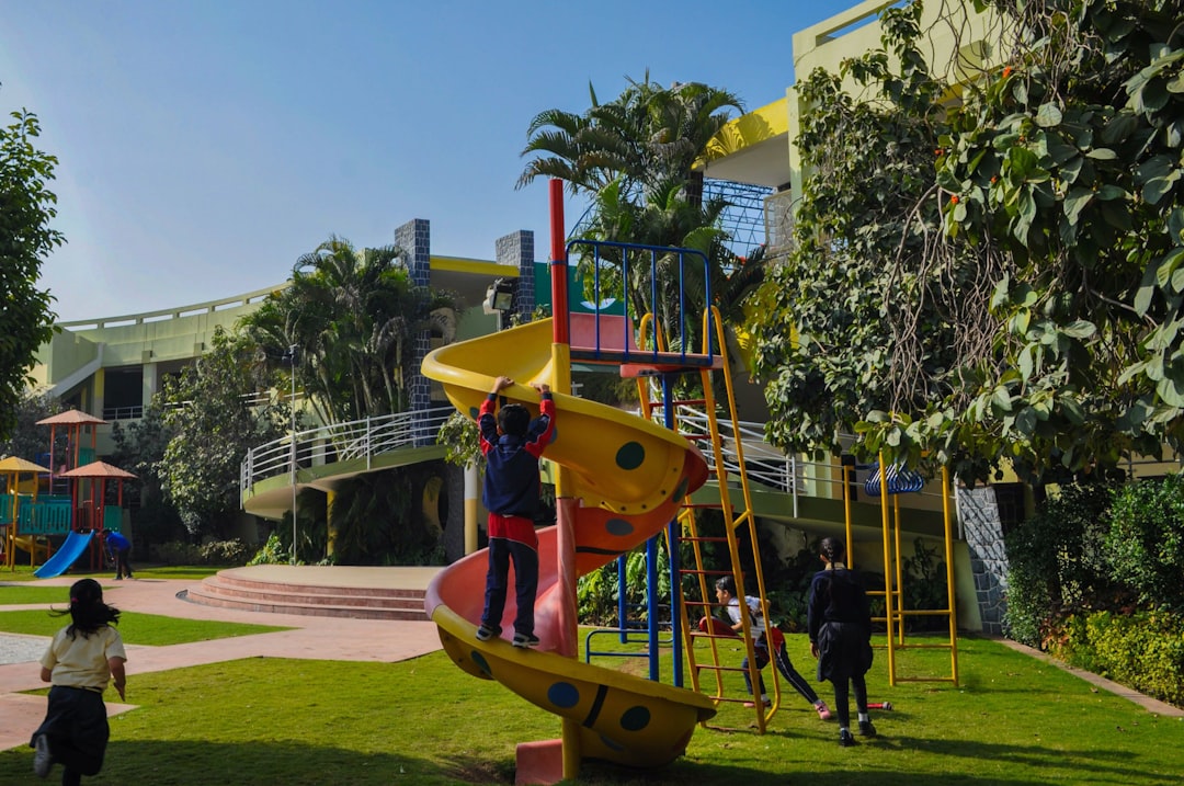 escuelas destacadas de San Pedro de Alcántara - Niños disfrutando del recreo en un entorno seguro y natural