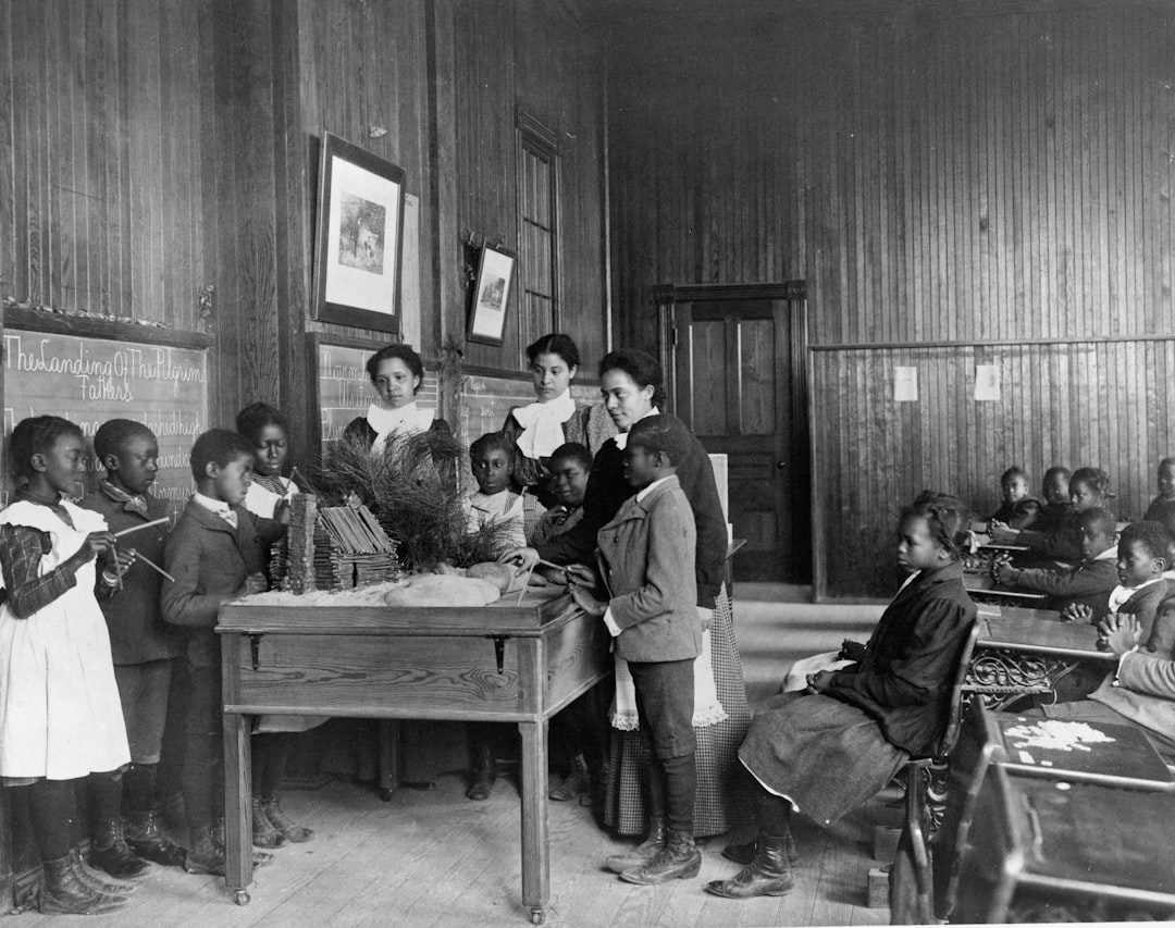 mejores colegios infantiles en Nueva Andalucía - Aula bilingüe con niños de distintas edades trabajando juntos